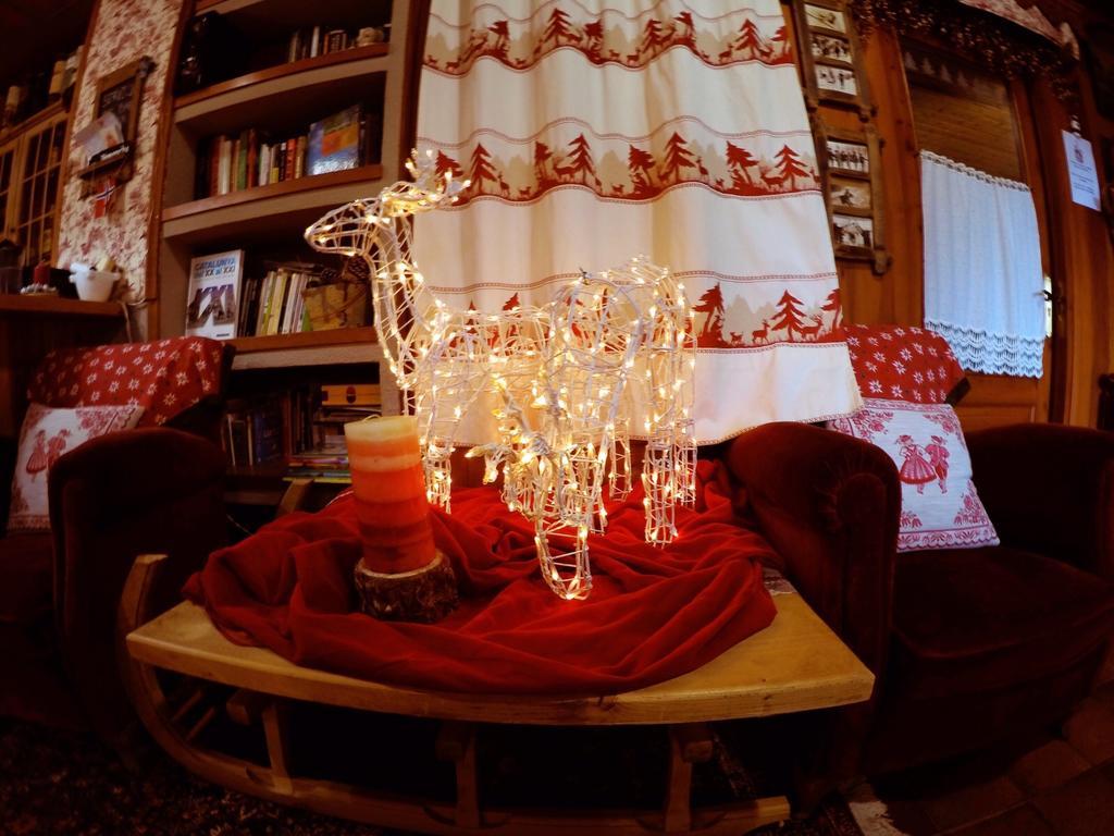 ラ・モリーナ ニウ デルズ ファルコンズ Bed & Breakfast エクステリア 写真